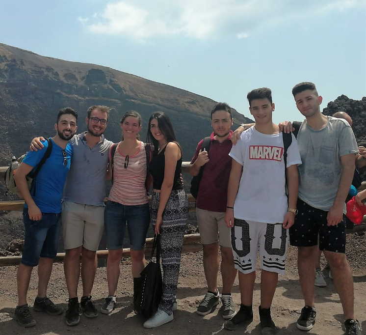 foto van mij en 6 Italianen bovenop de Vesuvius