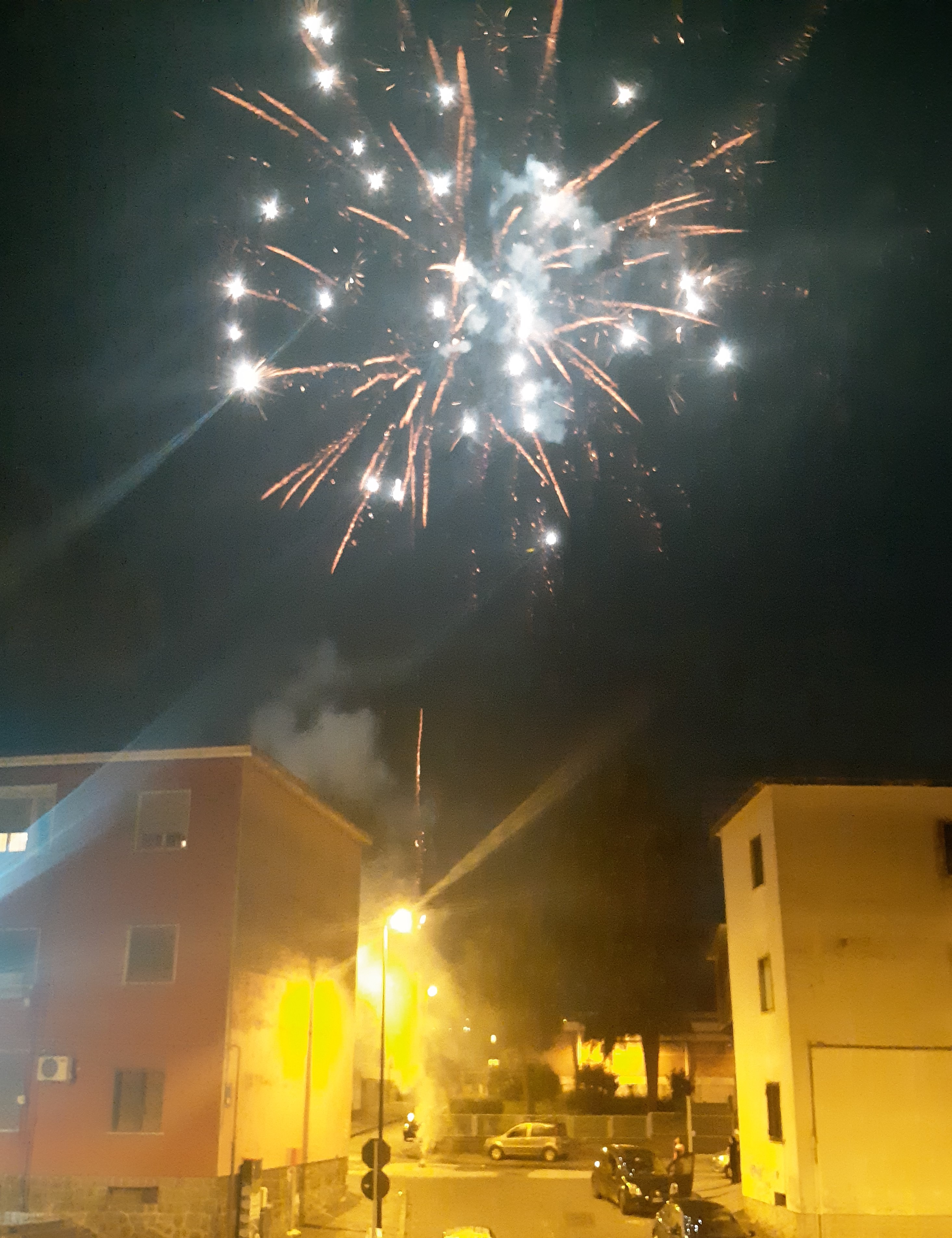 Vuurwerk aan de overkant van de straat